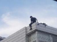 梦见家里老人坠楼却平安无事