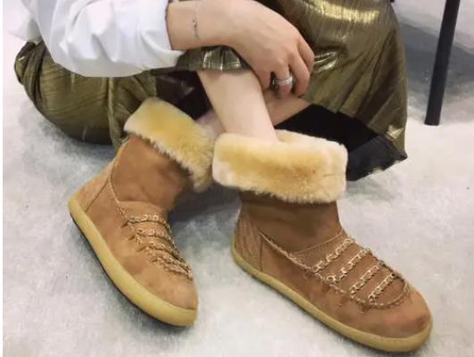 女生雪地靴配什么裤子