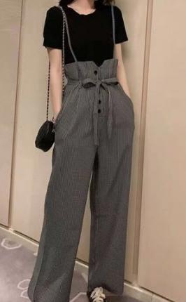 吊带牛仔裤怎么搭配衣服图片