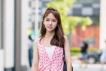 女生长发怎么扎好看街头达人给你示范