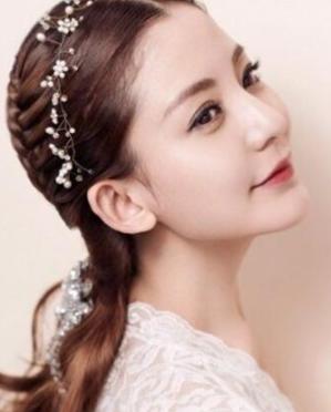女生长发怎么扎好看街头达人给你示范