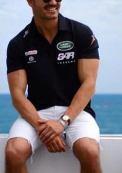 男生polo衫配什么裤子好看