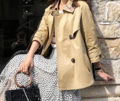 卡其色的风衣怎么搭配好看