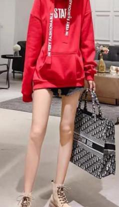 马丁靴配什么衣服好看