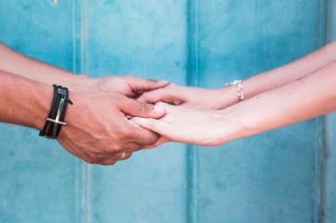 牵手时摩擦她的手