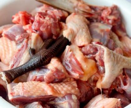 老鸭煲汤用什么配料最好