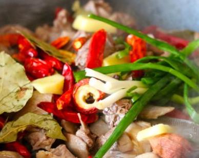 老鸭煲汤用什么配料最好