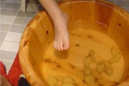 晚上泡脚是否减肥