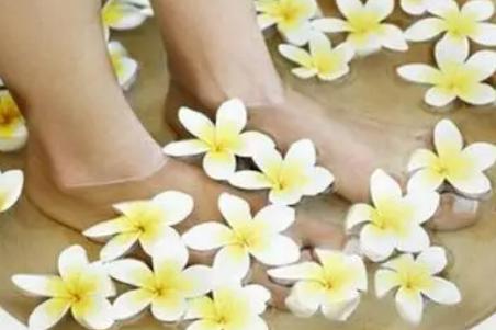 晚上泡脚是否减肥