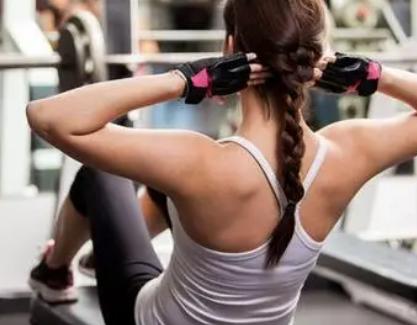 睡前一个动作暴瘦肚子女生