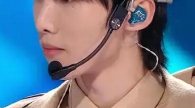 为什么唱歌的时候要戴耳机