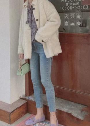 女士豆豆鞋配什么裤子好看