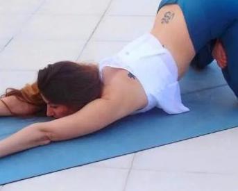 瑜伽优雅动作图片