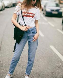 浅蓝色牛仔裤搭配什么上衣好看