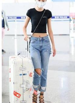 浅蓝色牛仔裤搭配什么上衣好看