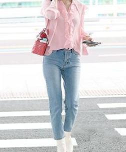 浅蓝色牛仔裤搭配什么上衣好看