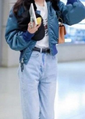 浅蓝色牛仔裤搭配什么上衣好看