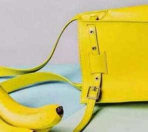 包包买什么颜色好搭衣服