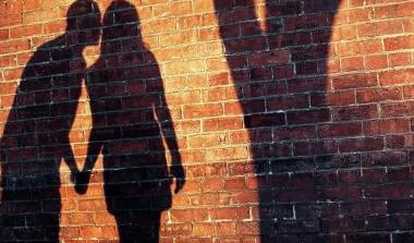 男生接吻时手为什么不老实,正常吗