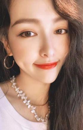 唐嫣六一晒女儿背影合照