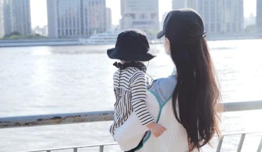 唐嫣六一晒女儿背影合照