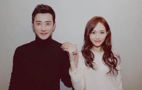 唐嫣六一晒女儿背影合照