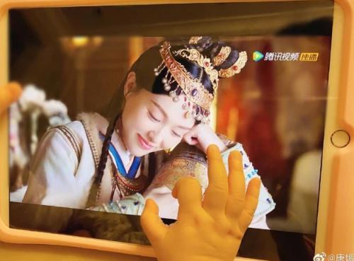 唐嫣六一晒女儿背影合照