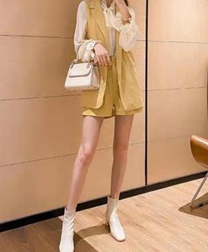 白色平底靴子搭配图片