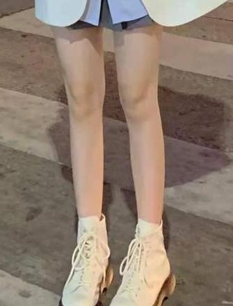 白色平底靴子搭配图片