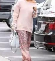 胸大的女人怎么穿衣服显小