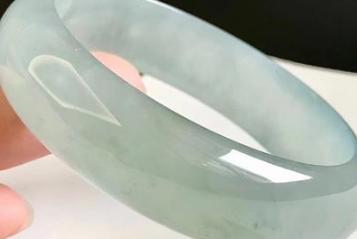 戴翡翠镯子的好处