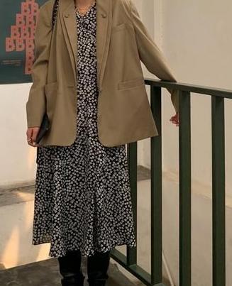 小碎花长裙配什么上衣