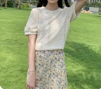 小碎花长裙配什么上衣