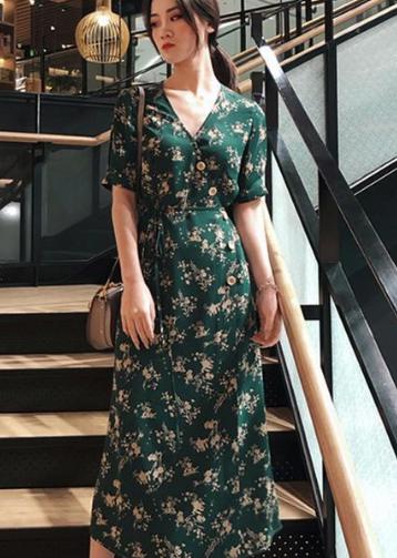 碎花连衣裙应该怎么选择才不会显得土气