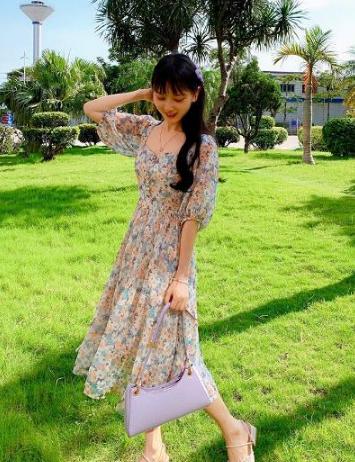 碎花连衣裙应该怎么选择才不会显得土气