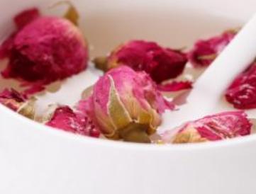 玫瑰花枸杞泡水的功效与禁忌