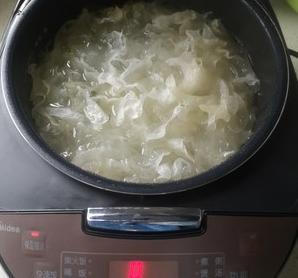 电饭煲银耳红枣汤的做法