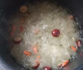 电饭煲银耳红枣汤的做法