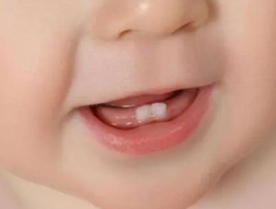 宝宝晚上不睡觉一直哭闹是什么原因