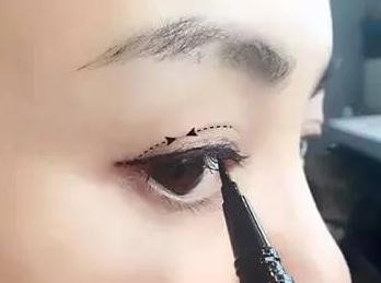 眼线怎么纹好看