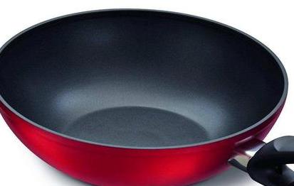 不粘锅涂层掉了会致癌吗