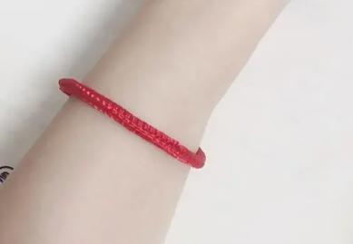 女生本命年戴红绳戴哪只手