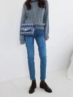 直筒牛仔裤怎么搭配上衣和鞋子