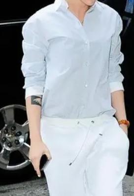 白色运动裤子怎么搭配上衣和鞋子