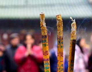 上香的三支香代表什么