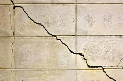 楼房墙面裂缝怎么处理